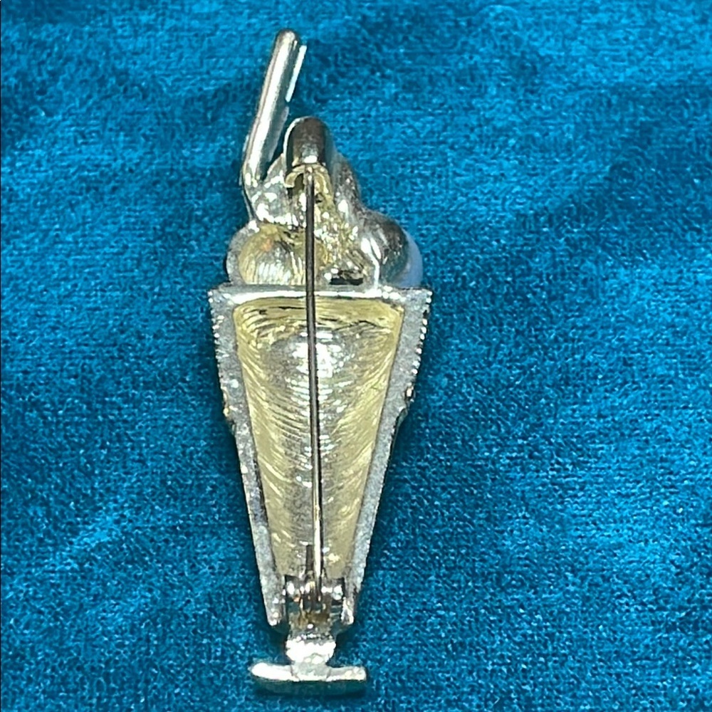 Elegant Green Milkshake Brooch - Picture 5 of 6